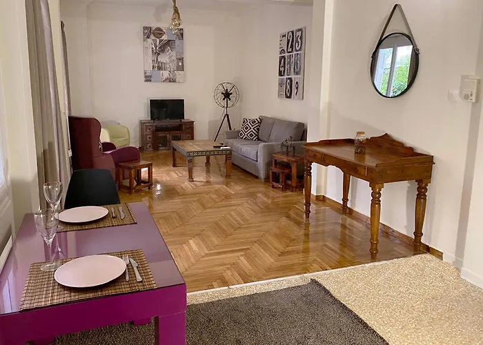 Spacious 2 Bedroom Downtown Athens - Explore Center By Foot